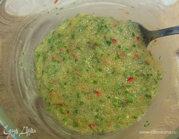 Хорошенько размешайте содержимое миски.