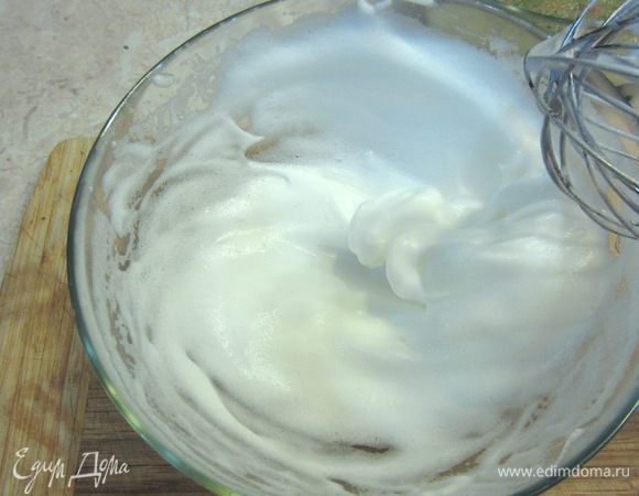 Взбейте белки венчиком. Пена должна получиться упругая. 