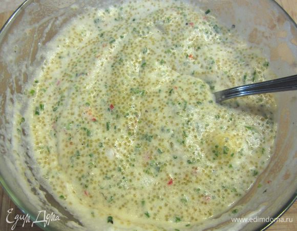 Теперь вводите по несколько ложек икры в белки и аккуратно размешайте смесь. Не надо пытаться взбивать, т.к. это может ухудшить результат.