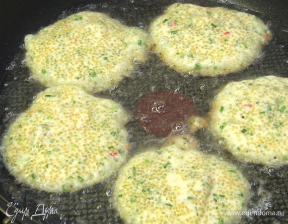 Разогрейте масло в сковороде на среднем огне. Выкладывайте получившуюся смесь большой ложкой или половником. Через две минуты переверните оладушки. Помните, что верхний слой - очень нежный и легко распадается. Для переворачивания используйте лопатку и вилку. Чтобы легче было переворачивать, можете сковороду накрывать крышкой. Жарьте еще две минуты.