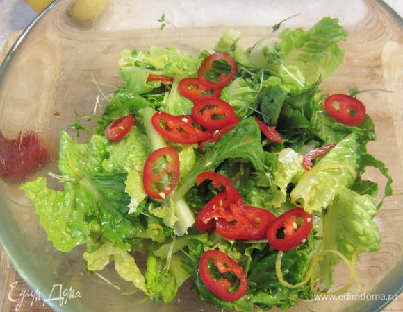 Добавьте столовую ложку сока лимона, две столовые ложки оливкового масла. Руками размешайте салат. Добавьте лимонную цедру (я срезал ее специальным ножом).