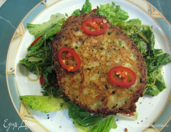 Презентуя блюдо, выложите на центр тарелки салат, а сверху оладушки (в зависимости от размера от одного до трех). Украсьте красным перцем (у меня перец не очень острый, поэтому я клал его не скупясь).