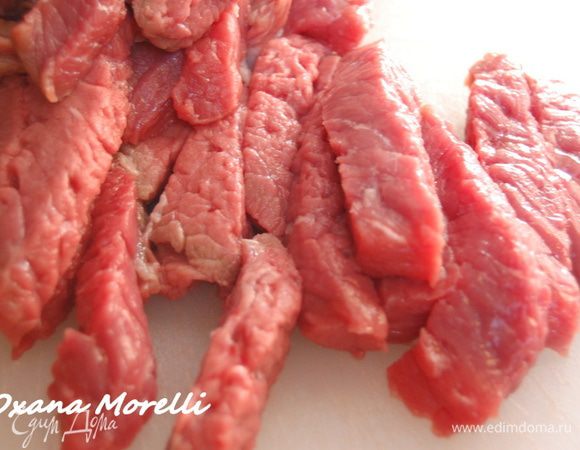 Мясо порезать тонкими полосками.