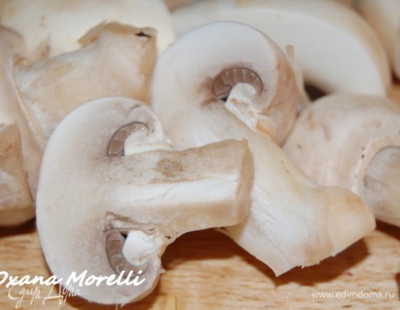 Шампиньоны помыть, почистить, хорошо обсушить бумажным полотенцем и порезать(у меня были некрупные, поэтому я резала пополам).
Луковицу порезать полукольцами.