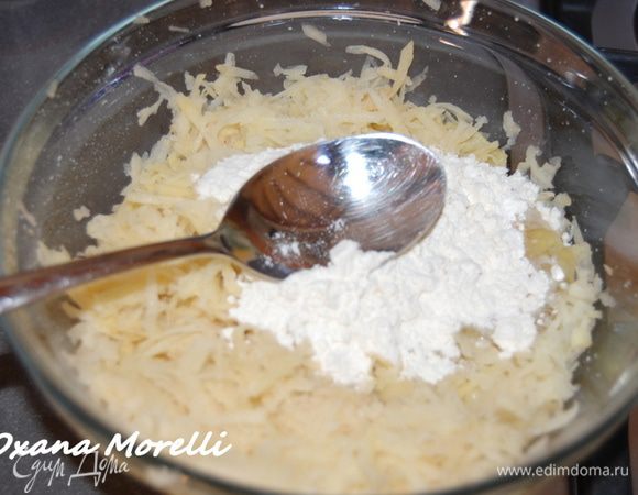 Тем временем почистить картофель и натереть его на мелкой терке. Добавить яйцо и 2 ст.л. муки, соль,перец,выжать один зубчик чеснока.