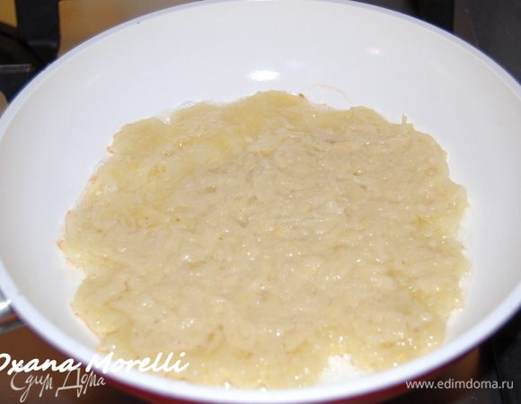 В сковороде диаметром 20 см разогреть растительное масло.