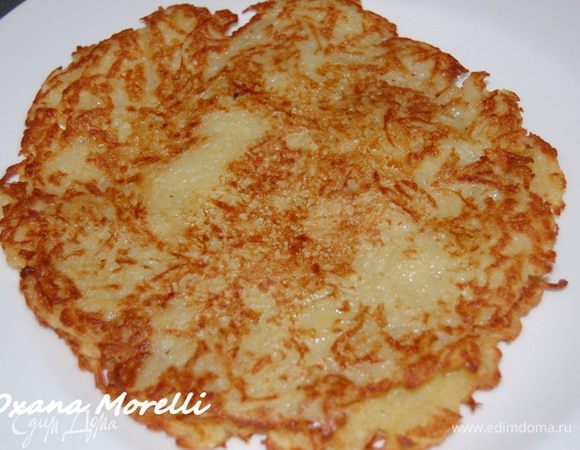 Картофельную массу выложить частями на сковороду, формируя блинчики и выравнивая края лопаткой(у меня из данного количества продуктов получилось 6 блинчиков). 