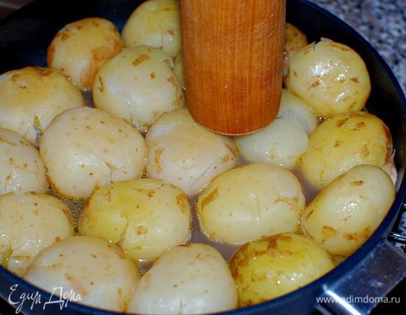 Довела до кипения.Снизила огонь, и  варила до готовности картофеля. Бульон должен выпариться до 1/2. 
Сняла сковороду с огня и примяла каждую картофелину,деревянной картофелемялкой,слегка!!!,чтобы картофель треснул.