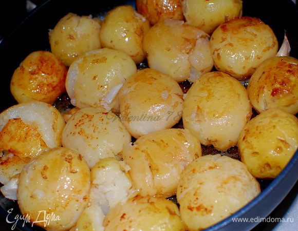 Поставила сковороду на средний огонь,и продолжила варить до полного испарения бульона.Картофель должен немного поджариться.Перевернула на другую сторону и также поджарила.
Сняла с огня и оставила под крышкой мин на 5.
 