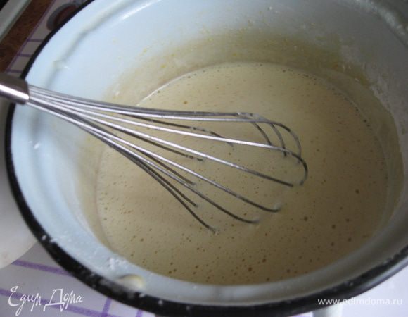 Масло с молоком постепенно вливать в яичную смесь, размешивая до однородности.