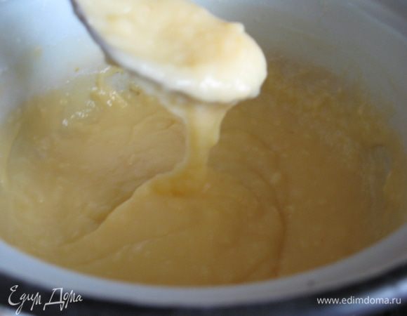 Варить на маленьком огне, помешивая пока не загустеет. Крем поставить остывать.