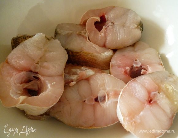 Рыбу почистить,нарезать на куски.