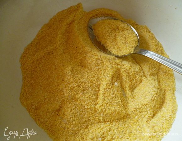 Приготовить смесь для панировки:кукурузную муку мелкого помола+соль.Я никогда не солю рыбу перед жаркой.Этим способом панировки поделился очень давно друг моего мужа. При таком методе жарки и панировки рыбка остается сочной и получается в меру соленая.Она берет соли из этой смеси столько,сколько ей надо.