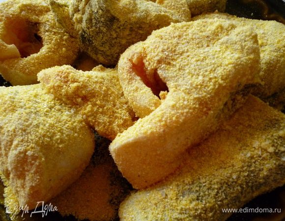 Хорошо обвалять куски рыбы в панировке и дать полежать 5минут.