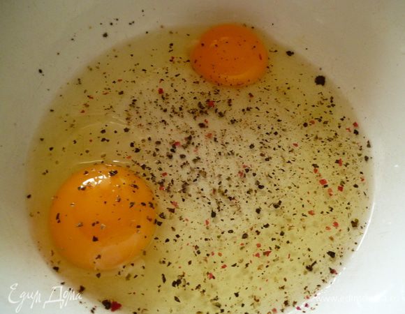 Яйца взбить с перцем .