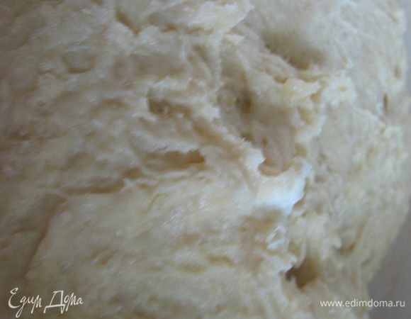 Делаем тесто. Смешать 550г муки, 100г сахара, 7г дрожжей, яйцо, молоко 250мл, сливочное масло 50г и соль 0,5ч.л. Замесить тесто.