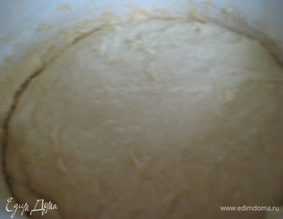 Тесто поставить в теплое место примерно на час до увеличения в два раза. 