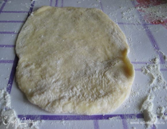 Подошедшее тесто разделить примерно на 18 кусочков. Начнем делать булочки. Раскатайте шарик теста в лепешку 10х14 см.