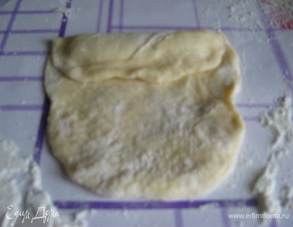 Заворачиваем одну сторону и чуть-чуть край приминаем пальчиками.