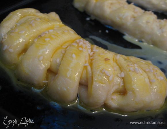 Потом заворачиваем. И вот готовая булочка.