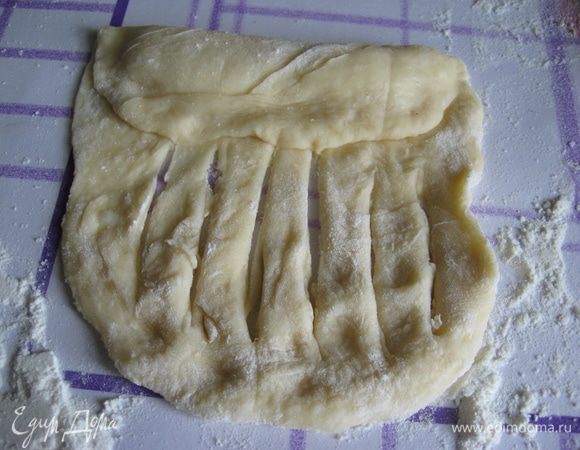 И прорезаем полосками, не доходя до края