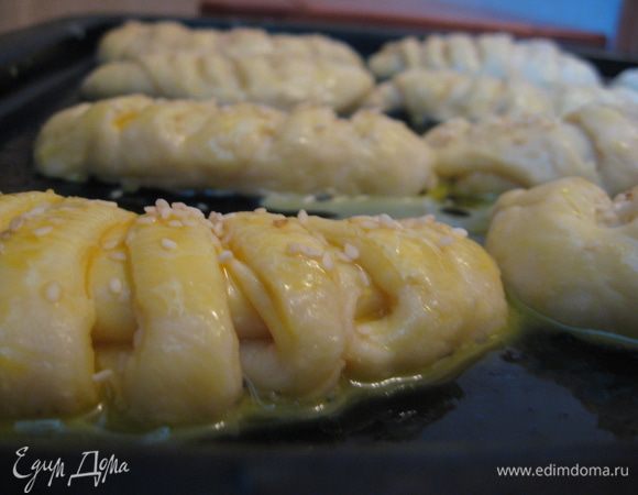 Сформированные булочки  выложить на противень и оставить их минут на 25-30. Затем смазать яйцом и посыпать кунжутом или листиками миндаля.
