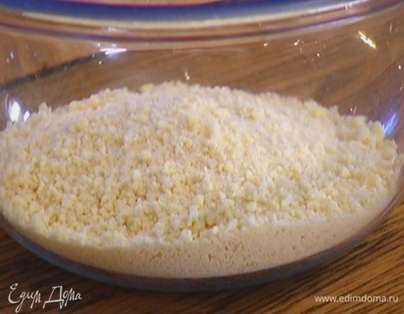 Отдельно перемешать оставшуюся муку и манку.