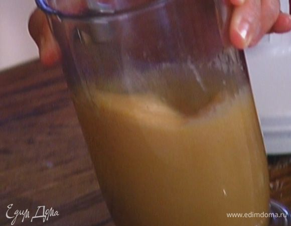 Яйца вместе с сахаром взбить в пышную массу.