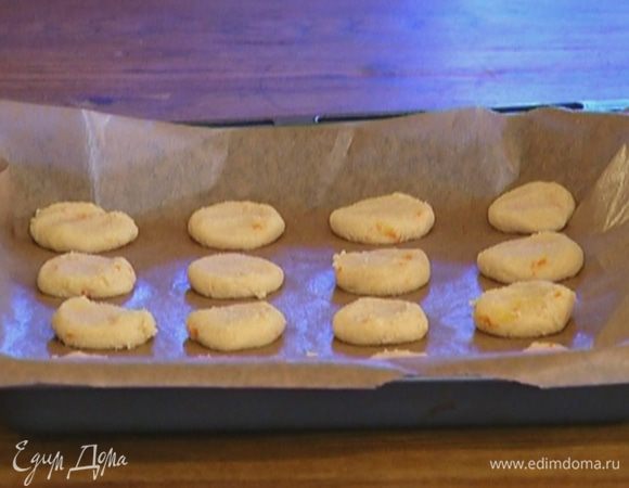 Противень выстелить бумагой для выпечки, выложить шарики на некотором расстоянии друг от друга и слегка придавить их рукой.