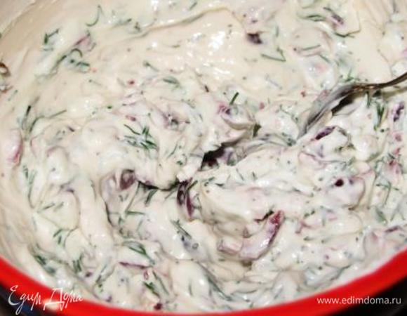 Засыпать в кастрюльку клюкву, положить розмарин. Залить стаканом кипятка, довести до кипения. Выключить, остудить. Розмарин убираем, клюкву процеживаем. Для начинки соединяем творожный сыр, йогурт, мелкорубленную зелень, зеленый лук, клюкву. Солим, перчим.