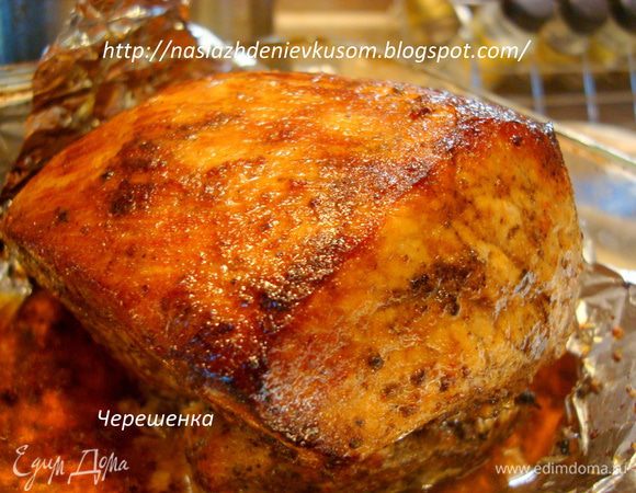 Запекать свинину необходимо в заранее разогретой до 180 градусов духовке 1,5 часа. Затем аккуратно разрезаем крест-накрест фольгу сверху (не обожгитесь), разворачиваем в виде цветка и ставим на 5-10 минут под гриль. Если у вас духовка без гриля, то просто сделайте огонь на максимум и дайте мясу покрыться красивой золотистой корочкой… После того свинина будет готова, заверните ее снова в фольгу и дайте постоять, отдохнуть так сказать, минут 10-15, а уже потом смело разрезайте на порции и угощайте своих близких!