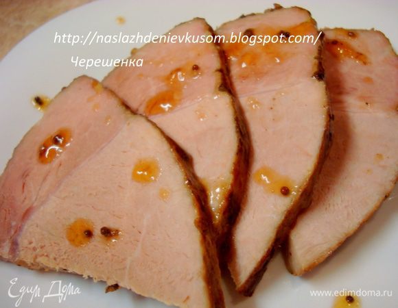 Теперь о соусе… У меня было несколько задумок его приготовления. Я решила, что попробую сок, который выделится при запекании свинины и решу, что туда нужно добавить. Сок попробовала и…. решила ничего не добавлять))) Очень ароматный и душистый! Единственно, можно его немного загустить, но это абсолютно по желанию! Перелейте сок в сотейник или маленькую кастрюльку. Затем просто возьмите 1 ч.ложку крахмала из расчета на 1 стакан мясного сока, разведите 1/3 стакана холодной воды и добавьте в сок, доведите до кипения и все, соус готов! Подавать как с горячим, так и с холодным мясом! Приятного аппетита вам и вашим близким!!!