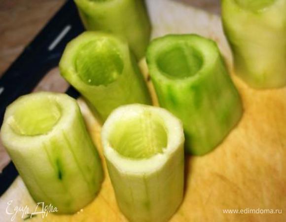 И сделала в огуречных брусочках сквозные дырочки.