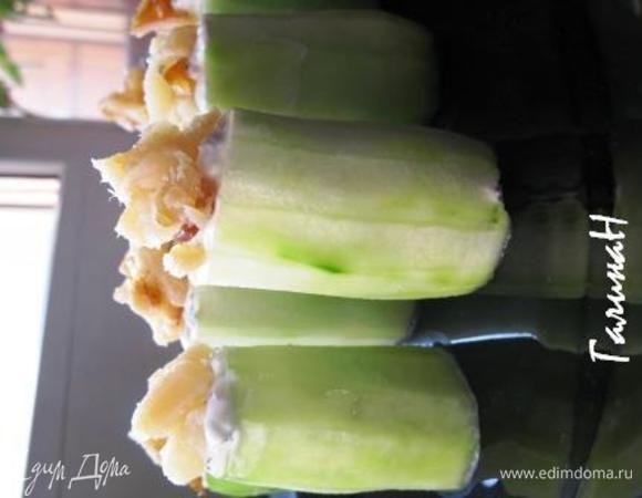 Нафаршировать огурцы начинкой, украсить порезаной рыбой. Приятного аппетита! 