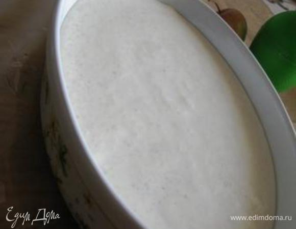 Яблоки порезать тонкими дольками и выложить дно формы (предварительно смазанной сливочным маслом). Смешать творог, сахар, молоко. Пробить блендером. Ввести манку и орехи, перемешать хорошо. Взбить яйца с щепоткой соли и ввести в творожную смесь. Вылить на яблоки.