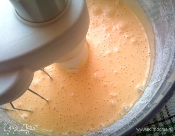 Растереть желтки и сахарную пудру с помощью блендера, после чего перелить в миску/кастрюлю и поставить на водяную баню. Постоянно помешивая, уварить минут 7-10, до состояния густого крема. Не давать закипеть. Снять с огня и поставить в холодную воду, размешивая крем около минуты, пока не остынет.