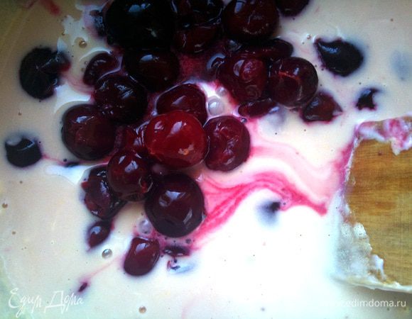 Добавить йогурт и вишню (я предварительно давал оттаять, чтобы не было излишков воды + пару секунд измельчил в блендере).