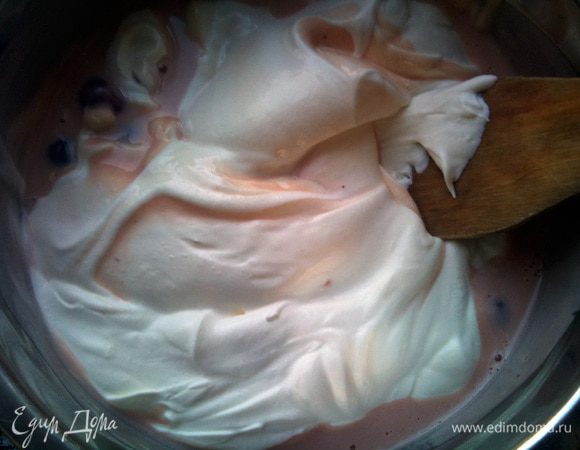 Отдельно до густоты взбить сливки, аккуратно вмешать в йогуртовую массу.Переложить в контейнер, пригодный для замораживания и отправить в морозильную камеру на 4-5 часов.  Периодически перемешивать массу лопаткой, чтобы она была однородной.