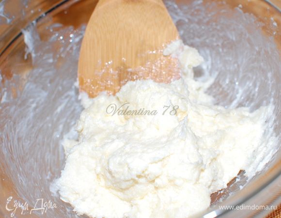 Масло растерла с сахаром.