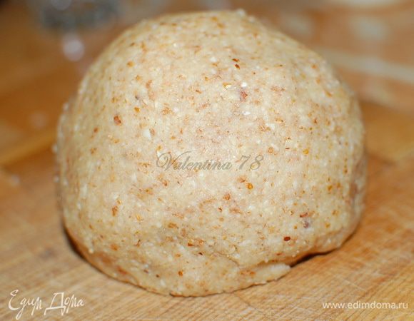 Добавила просеянную муку и замесила тесто.Затем добавила измельченных орехов и замесила тесто.
Тесто крошилось.Продолжила замешивать до однородности.