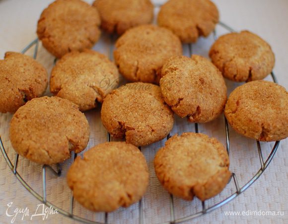 Выпекала мин 15-18, в предварительно разогретой духовке до 180 гр. За мин 7 до окончания выпечки,достала противень с печеньками ,присыпала быстро верх печенья коричневым сахаром,и дальше выпекться.
Остудила на решетке.

