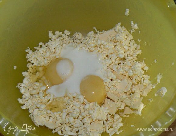 измельчить холодное масло,добавить яйца,кефир,соль