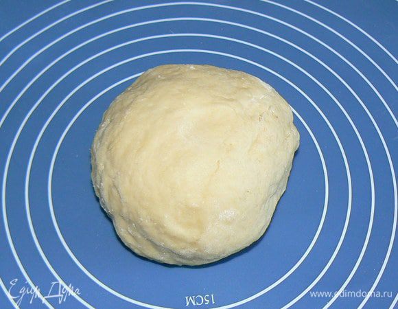 добавить муку,замесить тесто.Завернем его в плёнку и уберем на 30 мин. в холодильник.