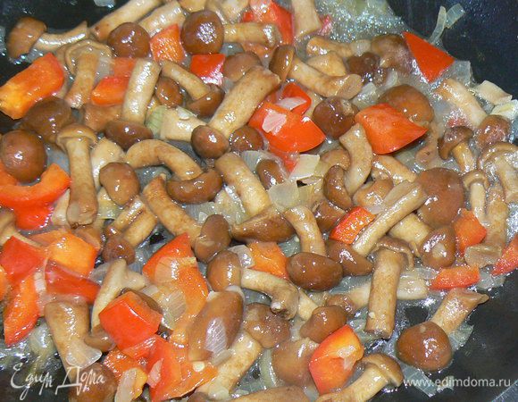 слегка обжарить лук,перец,грибы