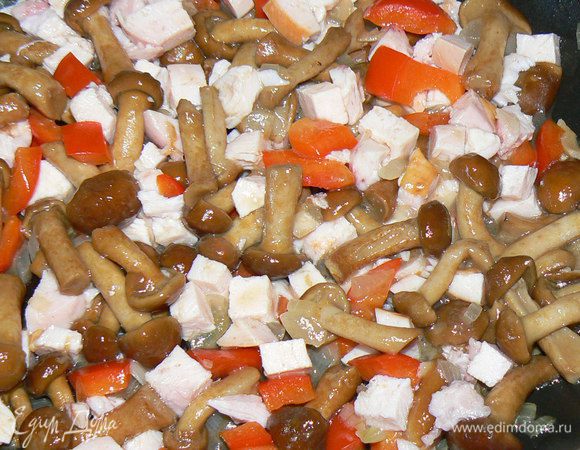 добавляем курицу.Немного потушить,остудить начинку.