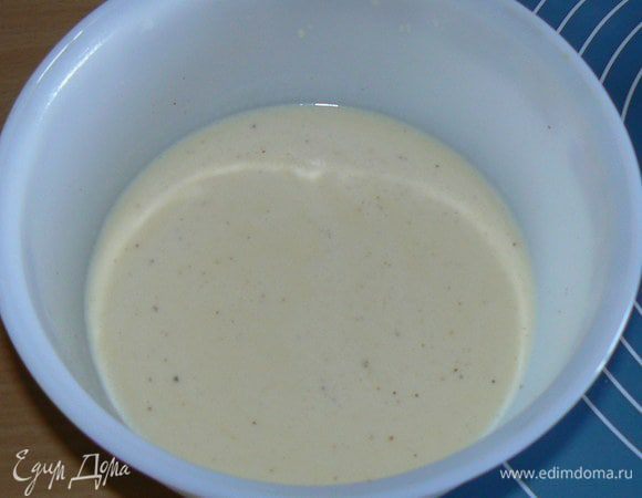 Сделать заливку: взбить венчиком яйца со сливками, добавить соль, перец и мускатный орех, перемешать. 