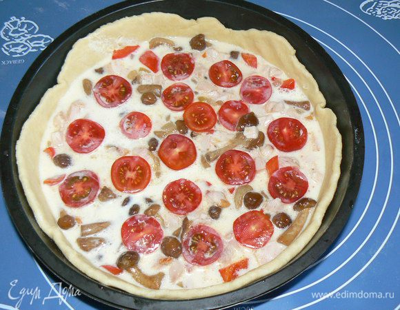 Выложить начинку,залить яично-белковой смесью