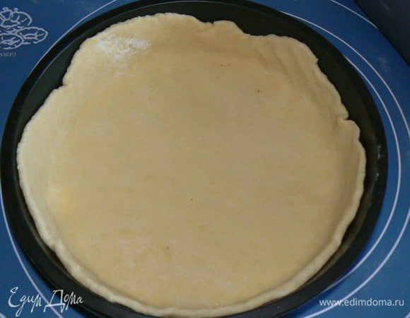 тесто раскатать,распределить по форме,сделав бортики