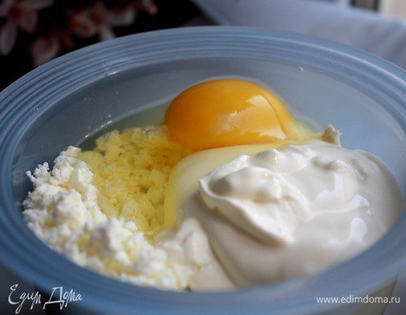 В миске соединить творог,сахар,сметану и яйцо.Взбить всё погружным блендером.Муку смешать с содой и тщательно перемешать с творожной массой.Выложить по 1 полной столовой ложке в каждую форму для маффинов(125-150 мл х 12 шт.).Лучше использовать силиконовые.Не силиконовые формы и бумажные капсулы лучше предварительно смазать маслом.Выпекать при 180*С 25 минут.Остудить кексы в формах(они немного опадут),затем их оттуда извлечь,перевернуть дном кверху и украсить взбитыми сливками и полить ягодным джемом или пюре-желе.Приятного аппетита!