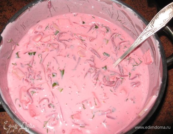 Вливаем в кастрюлю с овощами кефир или ряженку по немногу. Перемешиваем суп и по необходимости разводим холодной кипячёной водой или опять добавляем кефир. Густота супа на любителя (женщинам обычно нравится по-жиже, мужчинам по-гуще). Добавляем заправку и всё перемешиваем. Если хочется более яркого цвета - добавляем сока от маринованой свеклы. Лучше сразу попробовать - если недостаточно острый - делаем ещё заправку (лучше опять отдельно в стакане), если слишком острый - разбавляем водой или кефиром.